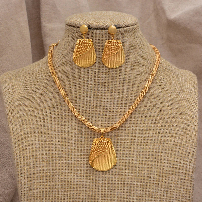 Schmuckset in Goldoptik mit Blütenmotiv