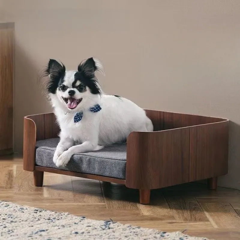 Hundebett aus Holz mit Dach